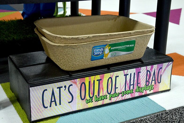 Platform display with a litter box