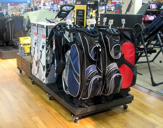 Center isle display of golf bags